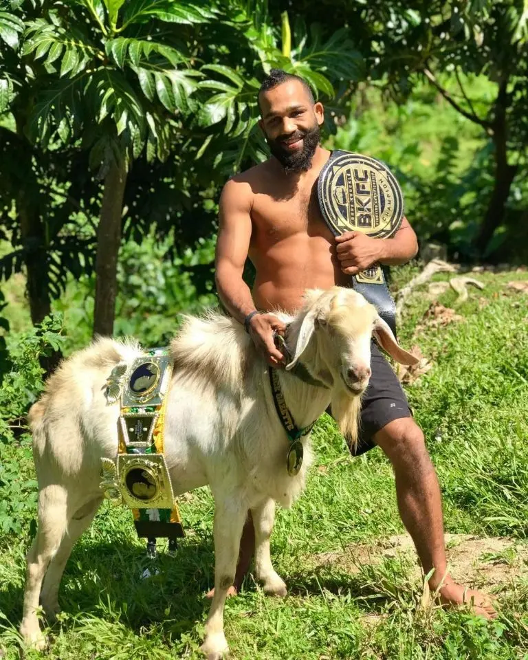 Elvin León Brito comparte sus títulos con la cabra que lo ayuda a entrenar. Foto: Instagram @bare_knuckle_bandido