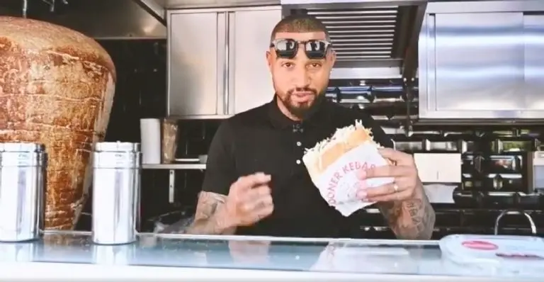 Boateng con un kebab - @HertaBSC