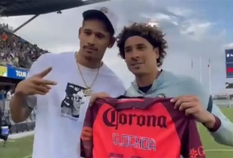 Juan Toscano recibió un regalo del América, pero señaló que le va a los Tigres. Juan Toscano recibió un regalo del América, pero señaló que le va a los Tigres.