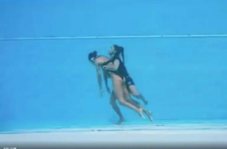 Anita Álvarez se desmayó en la alberca mientras competía. (Captura de pantalla)