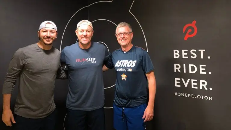 Luhnow (derecha) con la playera de los Astros de Houston (@jluhnow)