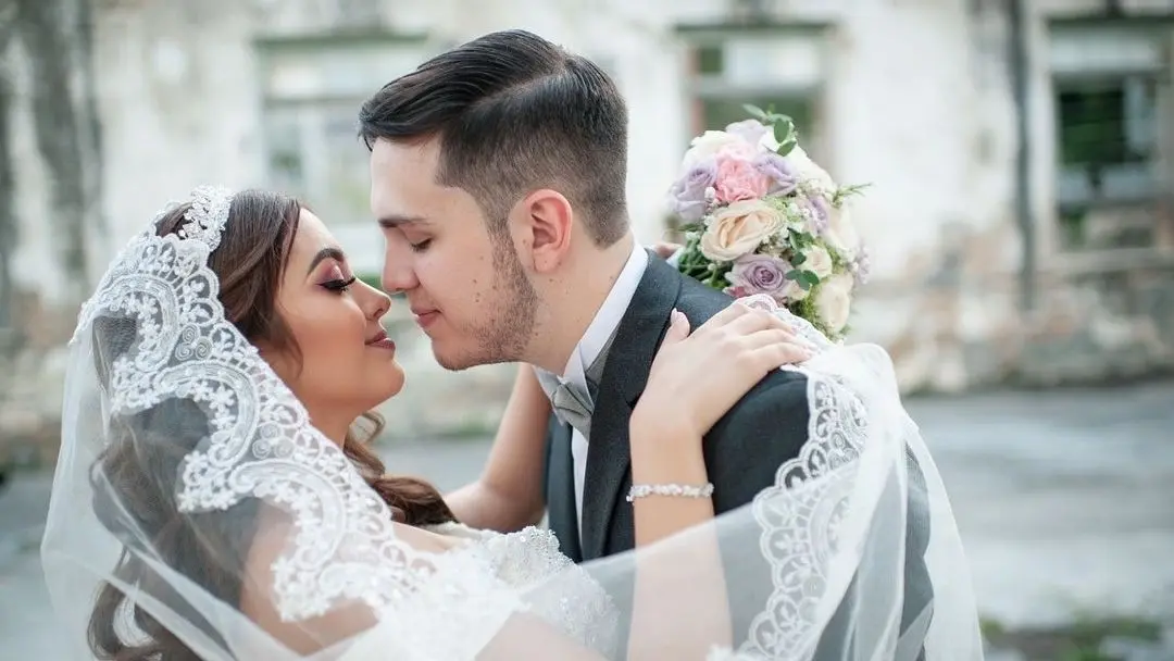 Ambos iniciaron una relación de amistad que se convirtió en amorosa y ahora están felizmente casados.