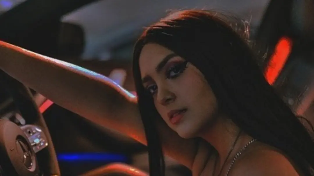 La mexicana, y que su nombre real es Abril Garza, comenzó una carrera en la Facultad de Ciencias de la Comunicación pero no la concluyó.