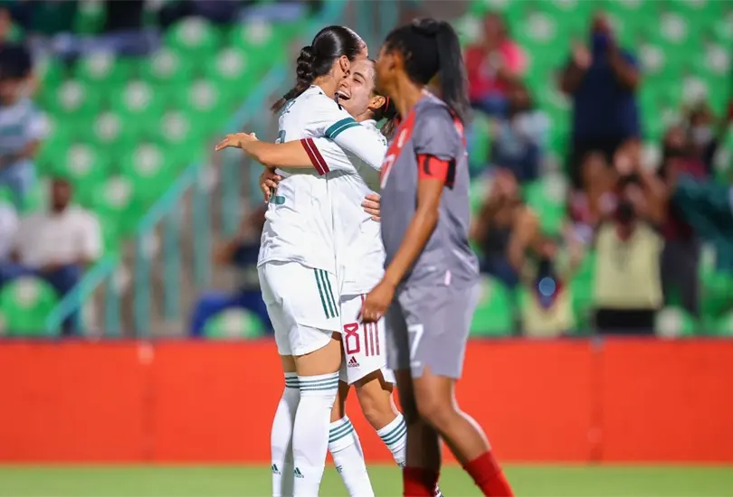 Carolina Jaramillo se luci&oacute; con un gran doblete en el juego de M&eacute;xico y Per&uacute;.