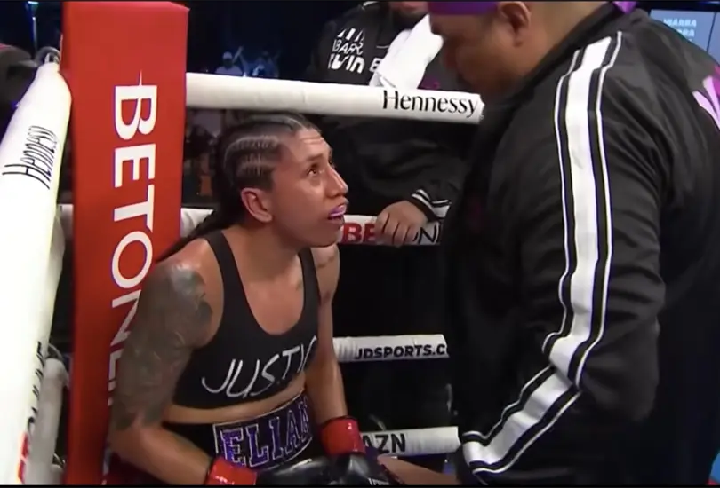 Alma Ibarra habló con su entrenador tras el tecer reound. Alma Ibarra habló con su entrenador tras el tecer reound.