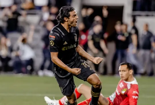 Carlos Vela celebra un gol ante Rodolfo Cota de León.