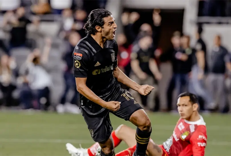 Carlos Vela celebra un gol ante Rodolfo Cota de León. Carlos Vela celebra un gol ante Rodolfo Cota de León.