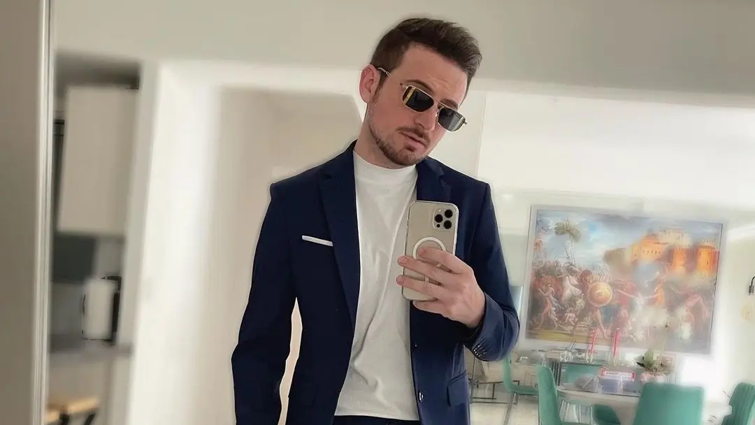 Es reconocido incluso desde que era actor infantil y también ha tenido papeles en películas mexicanas recientes.