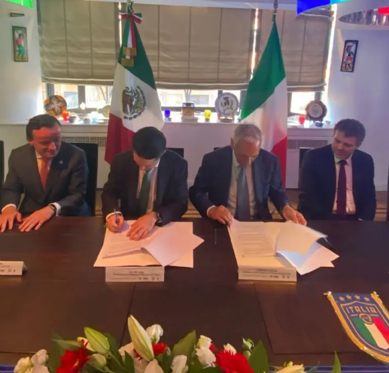 Mikel Arriola y Yon de Luisa en la firma del convenio - @MikelArriolaP