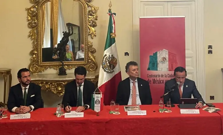 Arriola y de Luisa firman convenio con la Serie A - @MikelArriolaP
