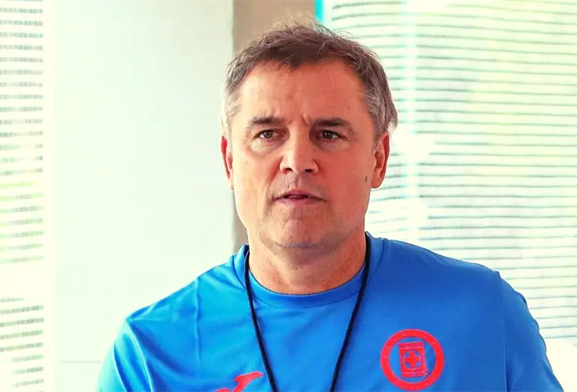 Diego Aguirre son&oacute; para Chivas, pero Cruz Azul termin&oacute; por ganarselo.