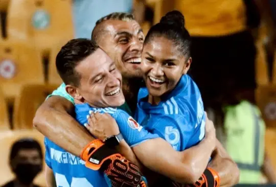 Thauvin, Nahuel y Belén celebran su grandiosa anotación.