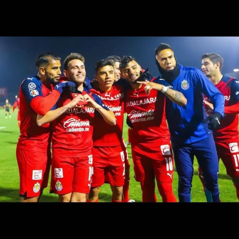 Angulo celebra un gol con sus compañeros de Chivas - @jrangulo19