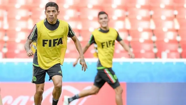 Javier Aquino durante un entrenamiento con México en Brasil (@javieraquino7)