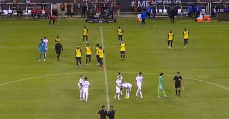 Los jugadores de México y Ecuador se reunieron en el centro del campo. Screenshot