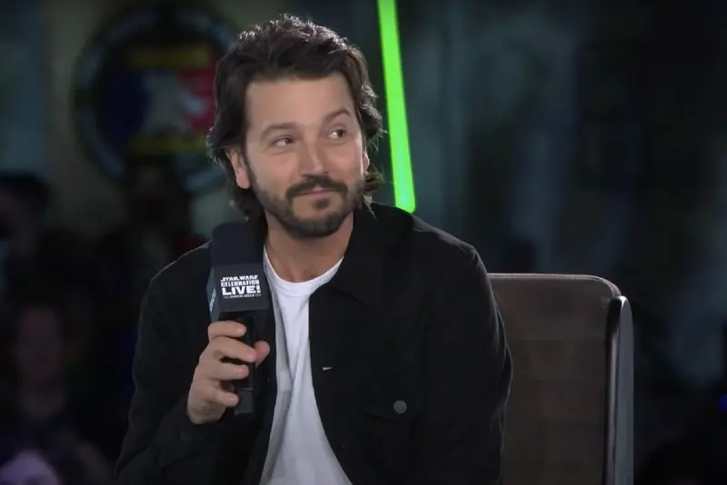 El director británico eligió a Luna para el rol de Cassian Andor debido a que le gustó su actuación en "Y Tú Mamá También", algo que el mexicano quedó muy agradecido.