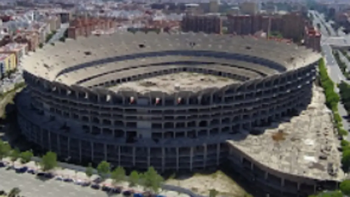 También conocido como Nou Mestalla, se trata de un estadio que comenzó a construirse en 2007, pero que se paralizó en 2009. El motivo de su 'pausa' fueron las deudas del Valencia, mismas que ascendían a los 587 millones de dólares.