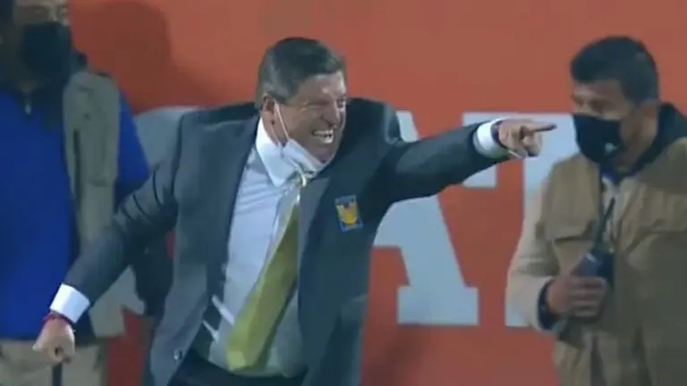 Miguel Herrera dijo que Alexis Vega es un jugador atractivo. Foto: Instagram @miguelherreradt