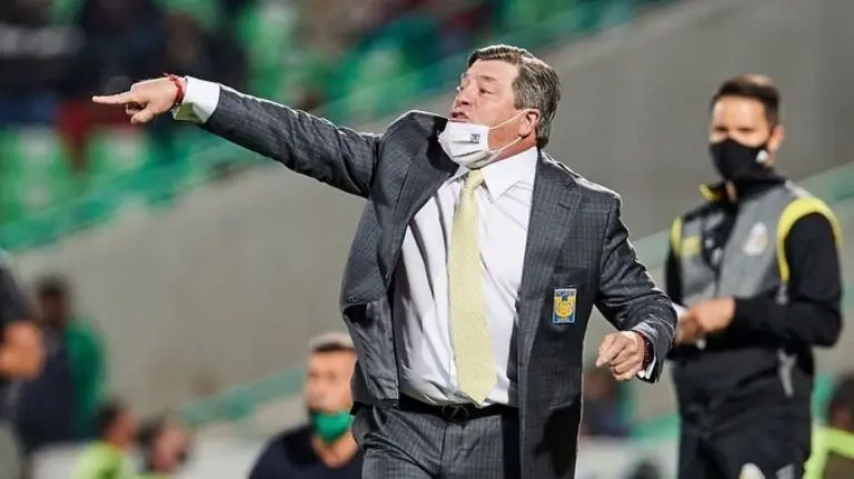 Miguel Herrera dando indicaciones en un partido. Foto: Instagram @miguelherreradt