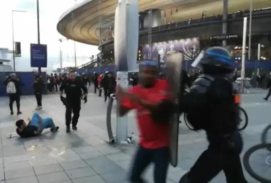 La seguridad de París no pudo. controlar los altercados en el Stade de France. La seguridad de París no pudo. controlar los altercados en el Stade de France.