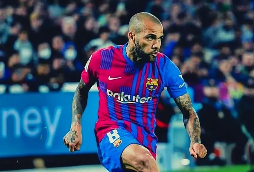 Dani Alves est&aacute; a la espera de que alg&uacute;n club lo fiche. 
