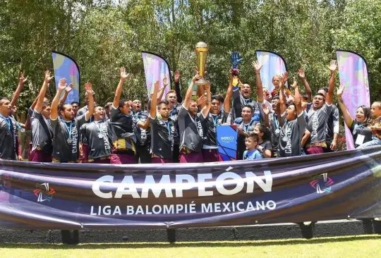 César Villaluz levantó el título de copa en la Liga del Balompié Mexicano.