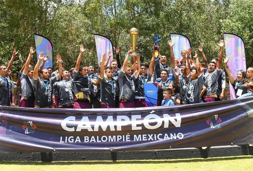 C&eacute;sar Villaluz levant&oacute; el t&iacute;tulo de copa en la Liga del Balompi&eacute; Mexicano.