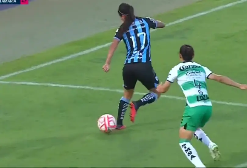Edna Santamar&iacute;a hizo una definici&oacute;n de lujo ante Santos en su debut con Gallos Femenil.