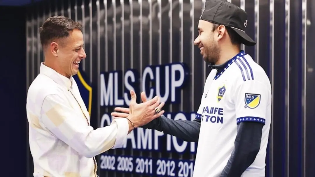 Su fama también lo ha llevado a relacionarse con figuras de la talla de Luis Figo, Andrea Pirlo y 'Chicharito' Hernández.