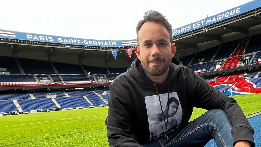 Ahora incluso colabora con marcas como HBO, misma que lo llevó a final de la Champions League.