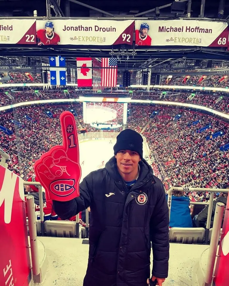 Mendoza en una gira con Cruz Azul - @angel_mendoza