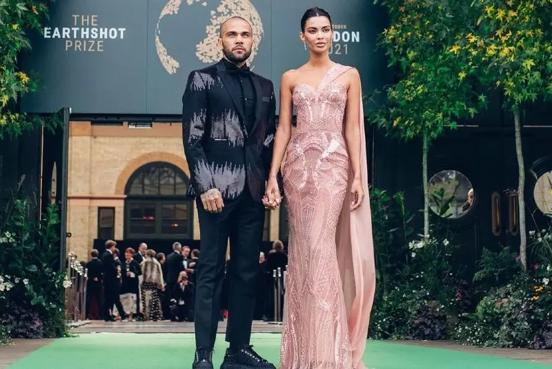 La modelo es la actual esposa de Dani Alves, uno de los jugadores más condecorados en la historia del futbol mundial. 