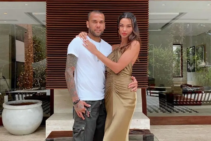 La modelo contó en un directo en Instagram que tiene una relación muy abierta con Dani en el sentido que cada uno respetan sus vidas personales y que odia las "parejas-matrimonios asfixiantes en los que prohíbes cosas".