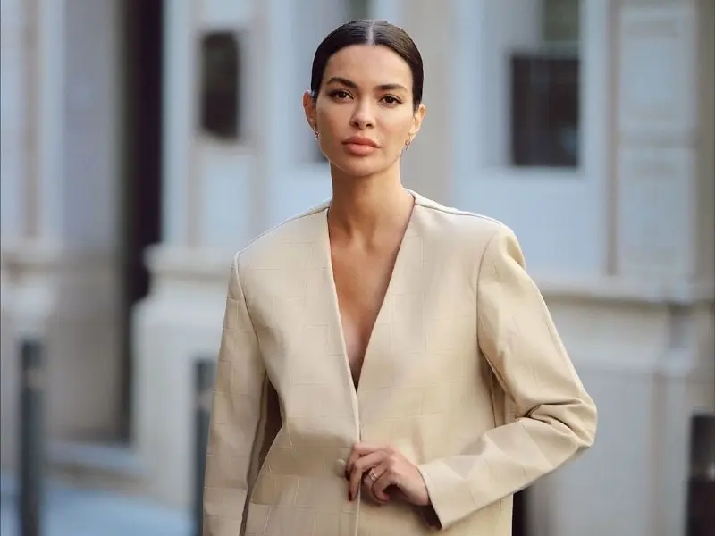 Entró en el mundo de modelaje a los 17 años cuando participó en el concurso Supermodel of the World, que organiza la agencia especializada, Ford.