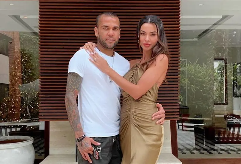 Dani Alves sali&oacute; a la defensa de su esposa, Joana Sanz, tras que caus&oacute; controversia por su llegada a Pumas