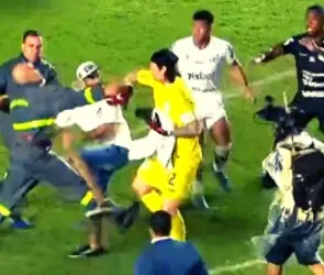 Aficionado intenta golpear al portero del Corinthians en la Copa de Brasil  | VIDEO
