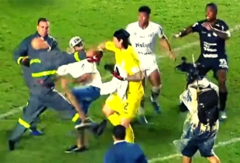 C&aacute;ssio Ramos esquiv&oacute; el golpe que le tir&oacute; un hincha del Santos al finalizar el partido de la Copa de Brasil.