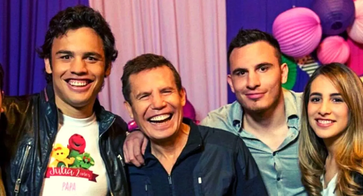 Julio César Chávez González cuenta con una familia numerosa, en la que dos de sus cuatro hijos se dedican al boxeo.