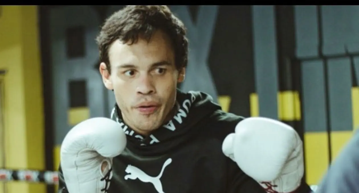 Julio César Chávez Jr. es el primer hijo del campeón, su madre es Amalia Carrasco, primera esposa del boxeador mexicano. 