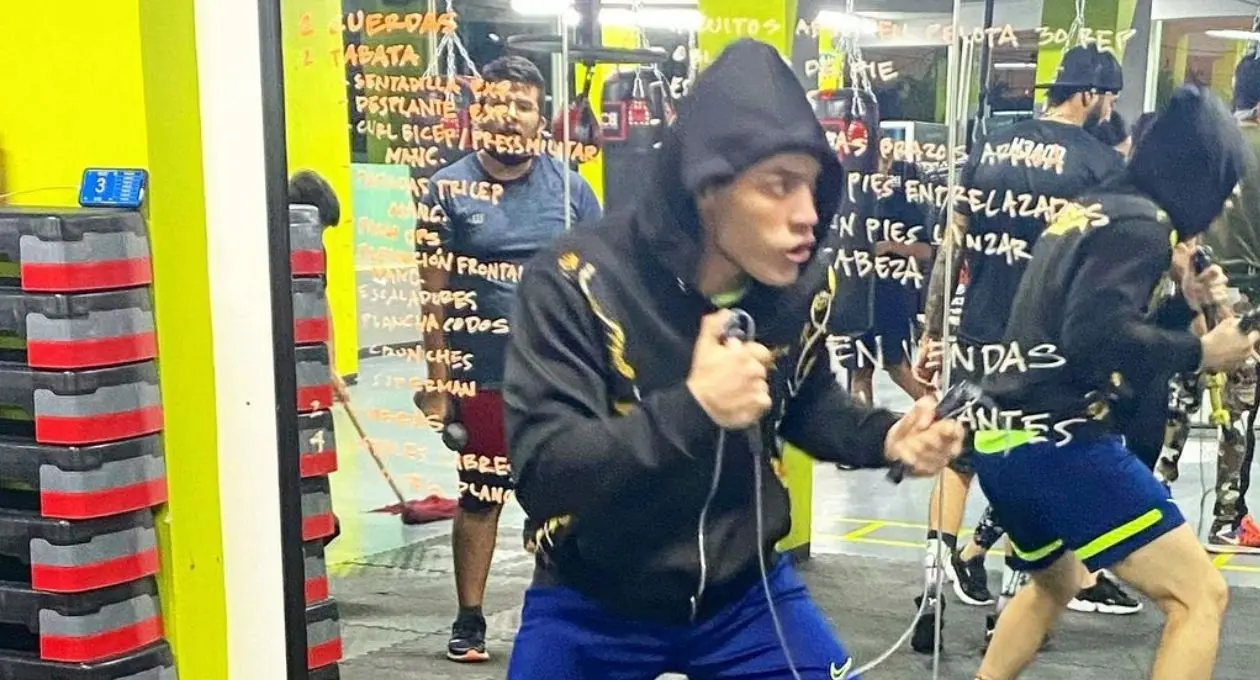 No obstante, Julio en los últimos años se ha caracterizado por enfrentar problemas alrededor de su actitud y adicciones, además de vivir en los Estados Unidos. 