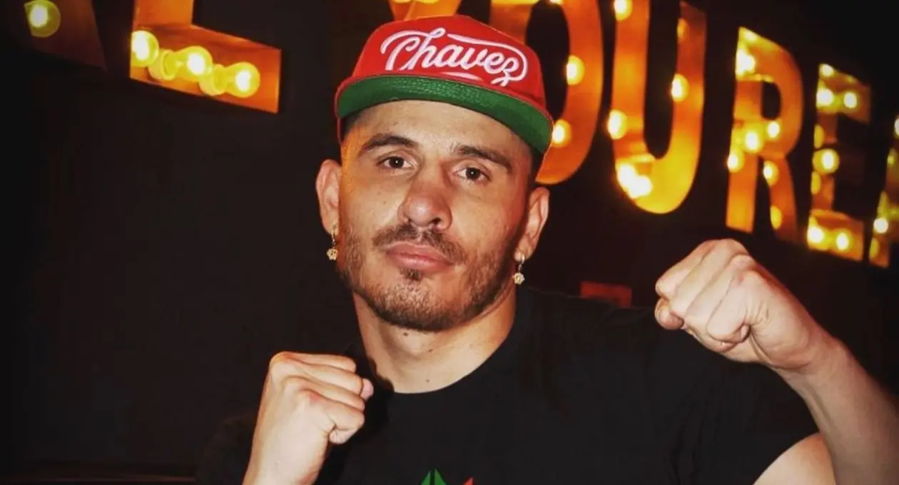 Omar Chávez es el segundo hijo de Julio César Chávez con Amalia Carrasco. Tiene 32 años de edad y, al igual que su papá, se dedica al boxeo. 