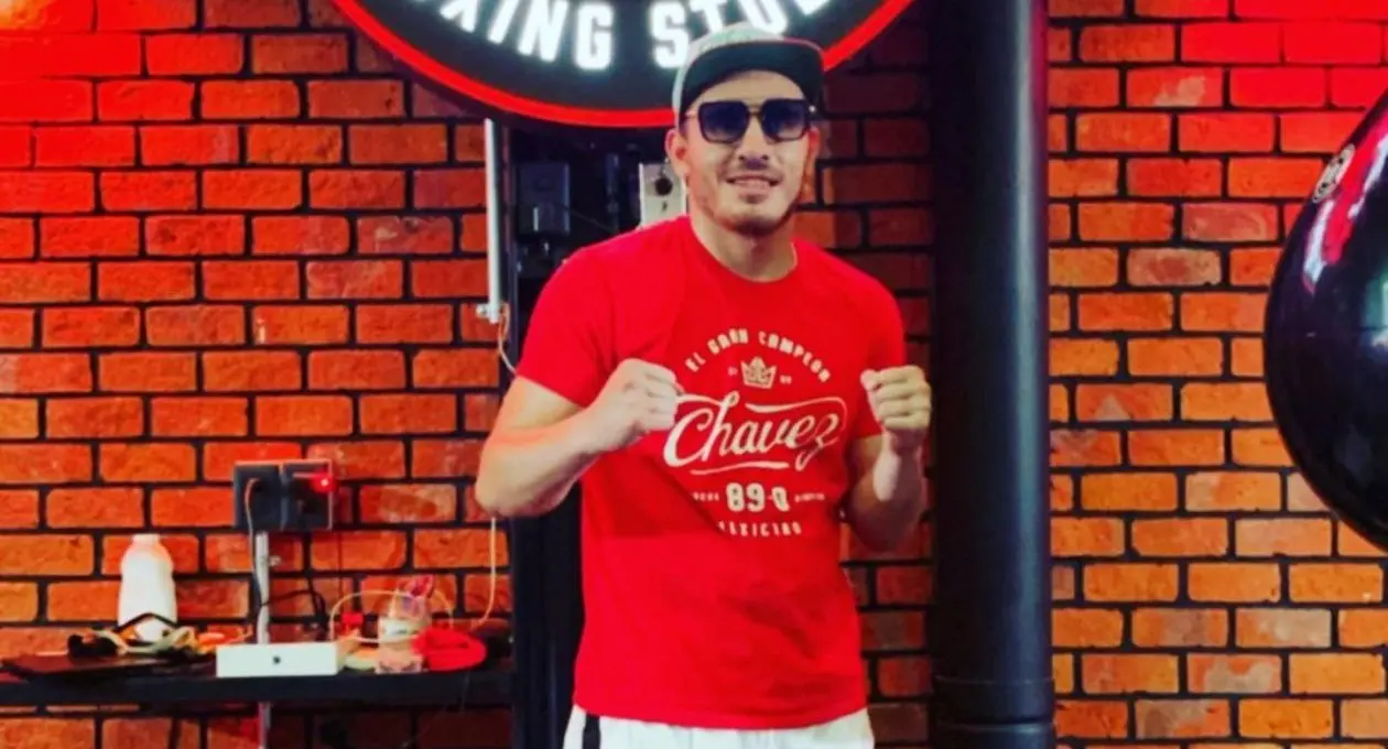 Desde muy pequeño se adentró al mundo del boxeo, ya que su papá lo llevaba a todas las funciones donde peleaba. 