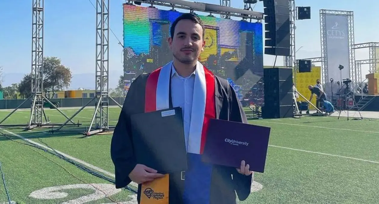 Recientemente se graduó en los Estados Unidos en la carrera de Negocios Internacionales en la City University.