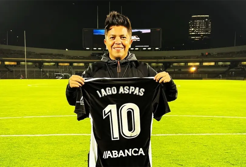 Israel con el pol&eacute;mico jersey de Iago Aspas.