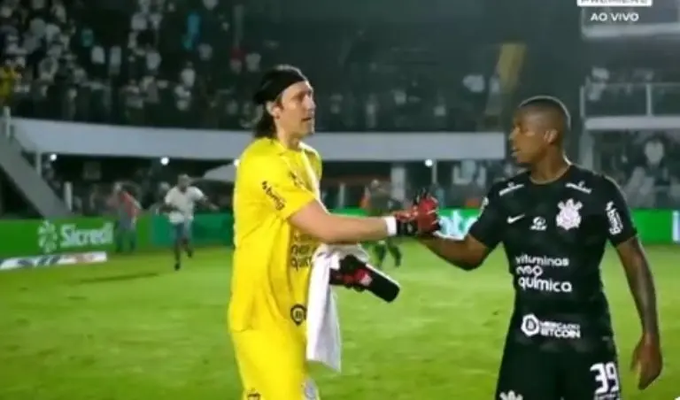 Cássio Ramos evitó ser golpeado por hincha del Corinthians. Foto: Captura de pantalla.