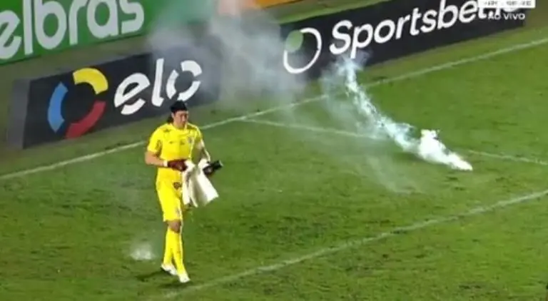 El partido se detuvo varías veces por la bengalas que aventaban los hinchas del Santos. Foto: Captura de pantalla.