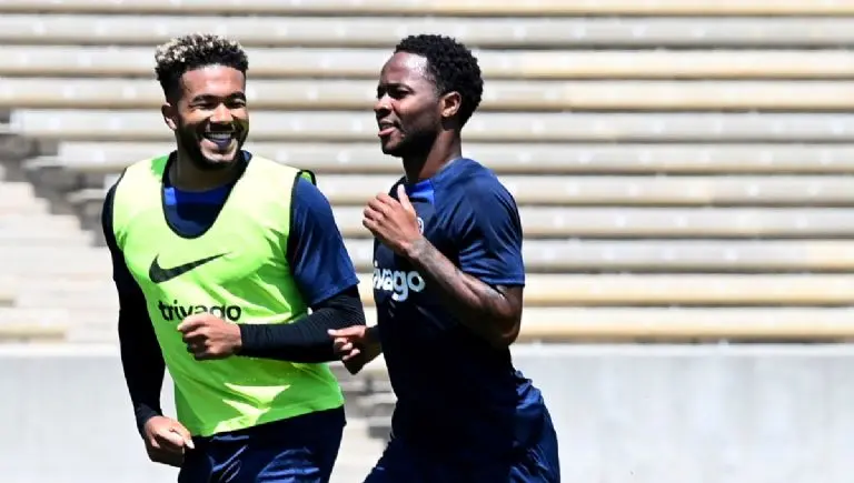 Sterling en su primer entrenamiento con el Chelsea. (@ChelseaFC)