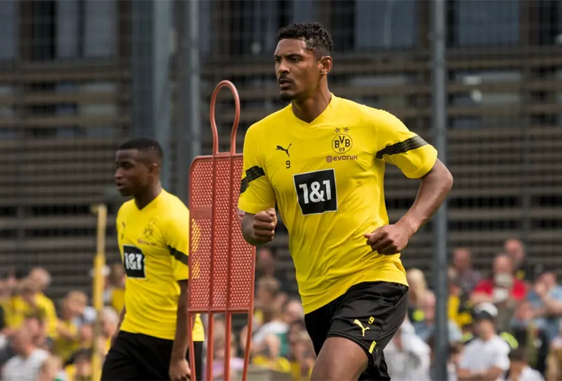 Sebastien Haller fue diagnosticado con un tumor testicular y abandonó la pretemporada del Borussia Dortmund. Sebastien Haller fue diagnosticado con un tumor testicular y abandonó la pretemporada del Borussia Dortmund.