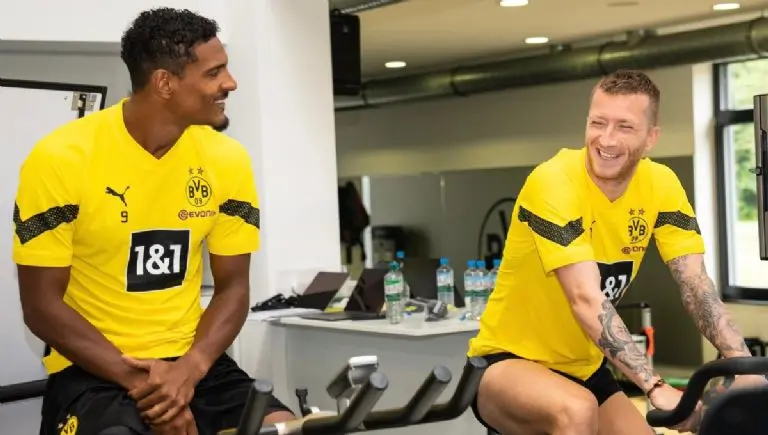 Haller en su llegada al Borussia Dortmund. (@BlackYellow)