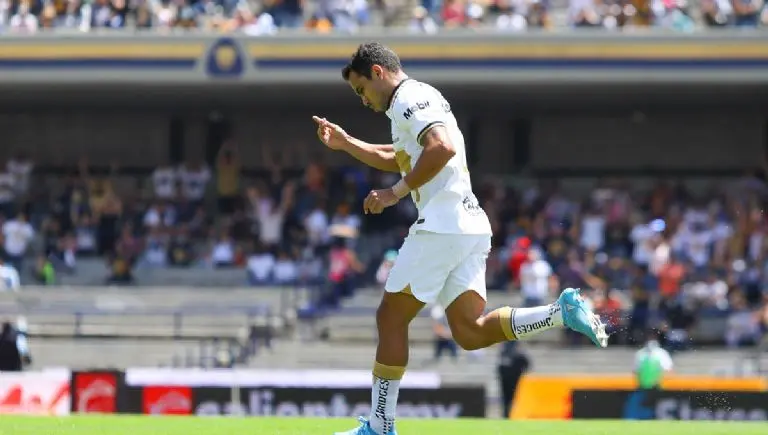 Adrián Aldrete celebrando el gol de Pumas. (@PumasMX)